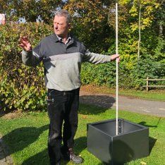 Uwe nimmt Maß an den Kübeln/N.Rabenstein