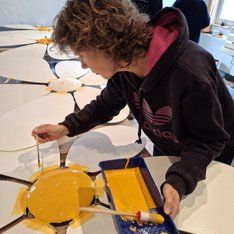 Der Blütenmittelpunkt wird lackiert/Rabenstein