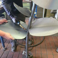 Die Pflanzenblätter werden mit Schweisspunkt provisorisch befestigt/Rabenstein